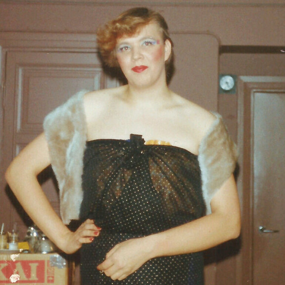 Juha vuonna 1980. – Muistaakseni minulla ei ollut ensimmäisissä esityksissä peruukkia, vaan kiharsin omat hiukseni. Mega-Paula