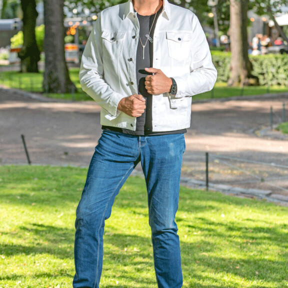 Tältä Mega-Paula eli Juha Rastas näyttää siviilissä. Juha on tasan kaksi metriä pitkä, joten drag-esityksissä hän käyttää mahdollisimman matalia korkokenkiä. Tältä Mega-Paula eli Juha Rastas näyttää siviilissä