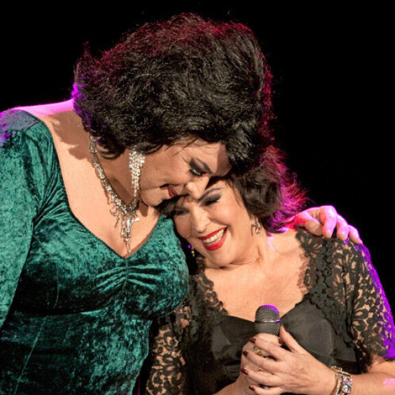 Paula Koivuniemi on esiintynyt monta kertaa Mega-Paulan drag-show'ssa. Paula Koivuniemi on esiintynyt monta kertaa Mega-Paulan drag-show'ssa.