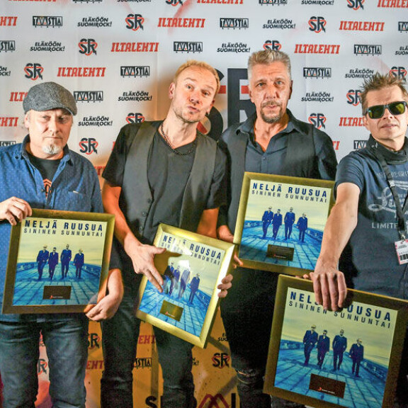 Bändi oli ehdolla vuoden artistiksi Eläköön Suomirock -gaalassa vuonna 2018. Kuva: Timo Korhonen 20181108, Heksinki. Eläköön Suomirock gaala Tavastialla. Kuvassa Neljä ruusu -bändi. Timo Korhonen / Seiska