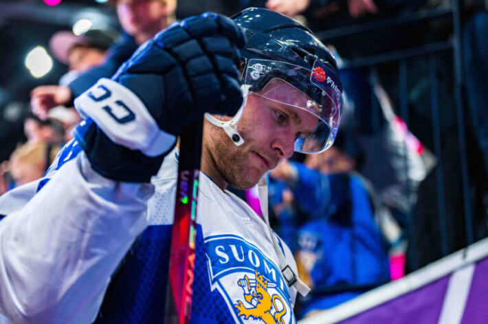 Rantanen oli taiston tauottua ymmärrettävästi kallella kypärin. Rantanen oli taiston tauottua ymmärrettävästi kallella kypärin.