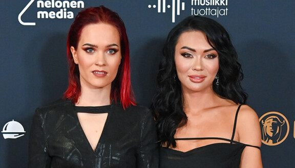 Kärähtänyt tähtönen viettää lemmenlomaa laulajakultansa Sannin kanssa.